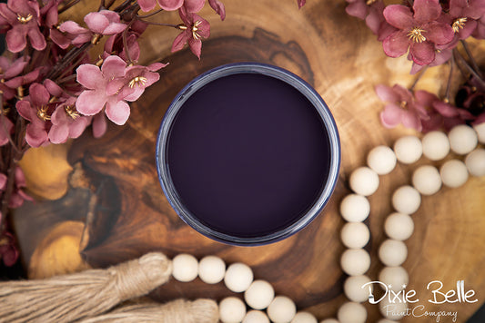 Peinture de couleur "aubergine" de Dixie Belle. Un violet aubergine foncé. Cette couleur riche se marie bien avec des bleus et des verts. Utilisez cette couleur royale pour ajouter de l'élégance à votre salon ou salle à manger. La peinture à la craie minérale de Dixie Belle est un produit de qualité supérieur. Parfaite pour peindre sur les meubles, elle peut aussi très bien être utilisée sur d'autres surfaces comme le bois, le métal, le verre, la céramique, le tissus et plus.