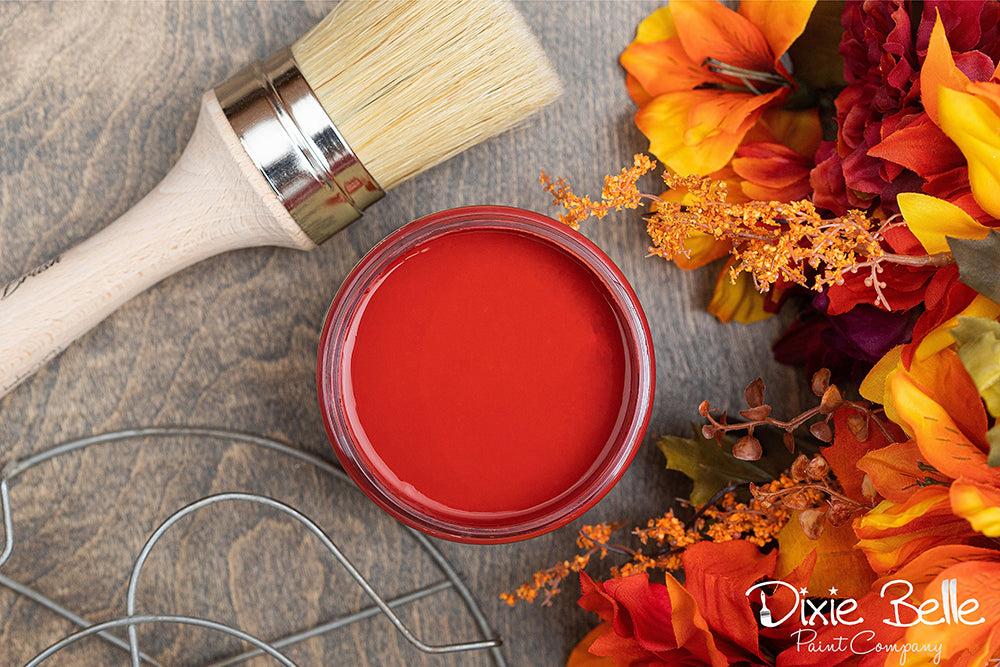 Peinture de couleur "Barn Red" de Dixie Belle. Un rouge chaud et profond. Utilisez-la pour ajouter une touche de couleur ludique ou atténuez-la et dégradez-la avec une cire foncée.  La peinture à la craie minérale de Dixie Belle est un produit de qualité supérieur. Parfaite pour peindre sur les meubles, elle peut aussi très bien être utilisée sur d'autres surfaces comme le bois, le métal, le verre, la céramique, le tissus et plus.