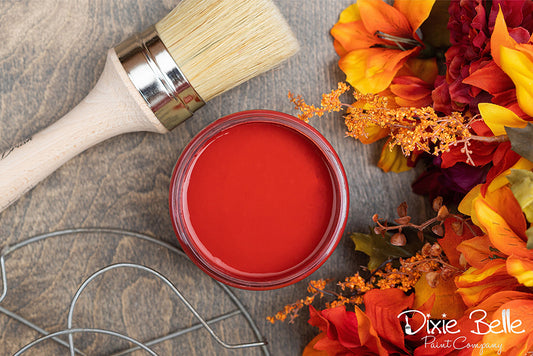 Peinture de couleur "Barn Red" de Dixie Belle. Un rouge chaud et profond. Utilisez-la pour ajouter une touche de couleur ludique ou atténuez-la et dégradez-la avec une cire foncée. La peinture à la craie minérale de Dixie Belle est un produit de qualité supérieur. Parfaite pour peindre sur les meubles, elle peut aussi très bien être utilisée sur d'autres surfaces comme le bois, le métal, le verre, la céramique, le tissus et plus.