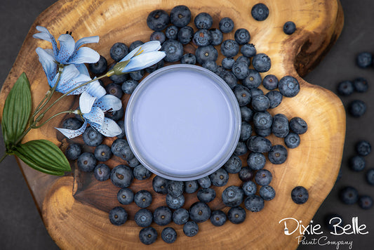 Peinture de couleur Blueberry de Dixie Belle. Quand vous regardez Blueberry, vous verrez un beau gris bleu pervenche. Pervenche douce, une couleur apaisante. La peinture à la craie minérale de Dixie Belle est un produit de qualité supérieur. Parfaite pour peindre sur les meubles, elle peut aussi très bien être utilisée sur d'autres surfaces comme le bois, le métal, le verre, la céramique, le tissus et plus.