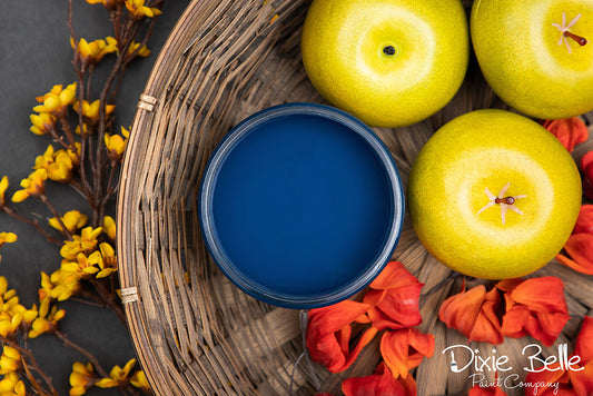 Peinture de couleur 'Bunker Hill Blue" de Dixie Belle est un bleu indigo foncé. Utilisez cette couleur vive pour faire une grande déclaration dans votre espace. La peinture à la craie minérale de Dixie Belle est un produit de qualité supérieur. Parfaite pour peindre sur les meubles, elle peut aussi très bien être utilisée sur d'autres surfaces comme le bois, le métal, le verre, la céramique, le tissus et plus.