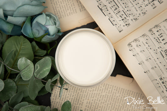 Peinture de couleur "Buttercream" de Dixie Belle. Un blanc avec une légère nuance jaune. Cette couleur crémeuse ajoutera une touche chaleureuse à votre intérieur. Pour un style côtier, bohème ou traditionnel. La peinture à la craie minérale de Dixie Belle est un produit de qualité supérieur. Parfaite pour peindre sur les meubles, elle peut aussi très bien être utilisée sur d'autres surfaces comme le bois, le métal, le verre, la céramique, le tissus et plus.
