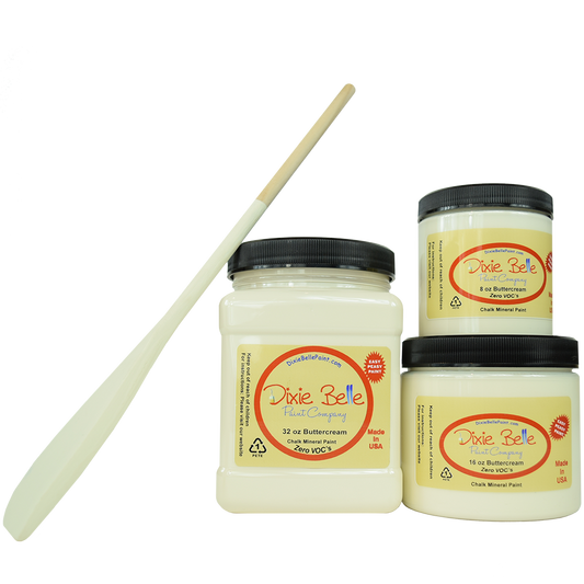Peinture de couleur "Buttercream" de Dixie Belle. Un blanc avec une légère nuance jaune. Cette couleur crémeuse ajoutera une touche chaleureuse à votre intérieur. Pour un style côtier, bohème ou traditionnel. La peinture à la craie minérale de Dixie Belle est un produit de qualité supérieur. Parfaite pour peindre sur les meubles, elle peut aussi très bien être utilisée sur d'autres surfaces comme le bois, le métal, le verre, la céramique, le tissus et plus.