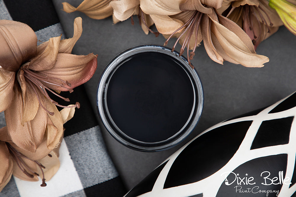 Peinture de couleur "caviar" de Dixie Belle. Un vrai noir mat. Cette couleur riche respire l'élégance et peut être associée à n'importe quelle couleur ou style de peinture. La finition ajoutera une sensation douce et chic à votre espace.  La peinture à la craie minérale de Dixie Belle est un produit de qualité supérieur. Parfaite pour peindre sur les meubles, elle peut aussi très bien être utilisée sur d'autres surfaces comme le bois, le métal, le verre, la céramique, le tissus et plus.