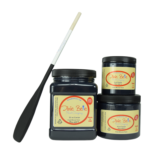 Peinture de couleur "caviar" de Dixie Belle. Un vrai noir mat. Cette couleur riche respire l'élégance et peut être associée à n'importe quelle couleur ou style de peinture. La finition ajoutera une sensation douce et chic à votre espace. La peinture à la craie minérale de Dixie Belle est un produit de qualité supérieur. Parfaite pour peindre sur les meubles, elle peut aussi très bien être utilisée sur d'autres surfaces comme le bois, le métal, le verre, la céramique, le tissus et plus.