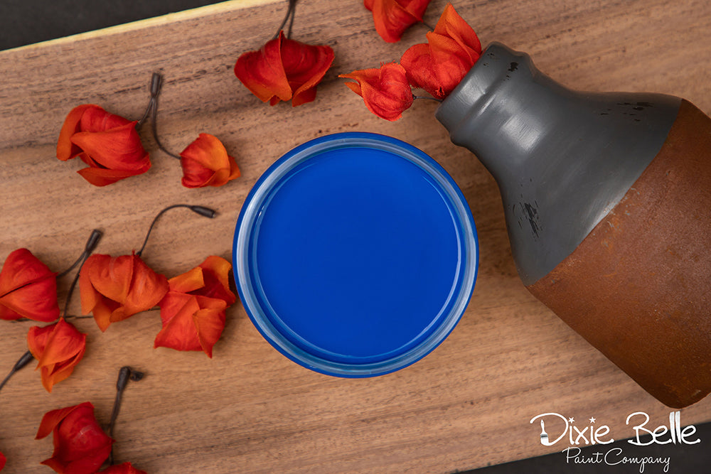 Peinture de couleur "Cobalt Blue" de Dixie Belle. Un bleu vif qui est super amusant !   La peinture à la craie minérale de Dixie Belle est un produit de qualité supérieur. Parfaite pour peindre sur les meubles, elle peut aussi très bien être utilisée sur d'autres surfaces comme le bois, le métal, le verre, la céramique, le tissus et plus.