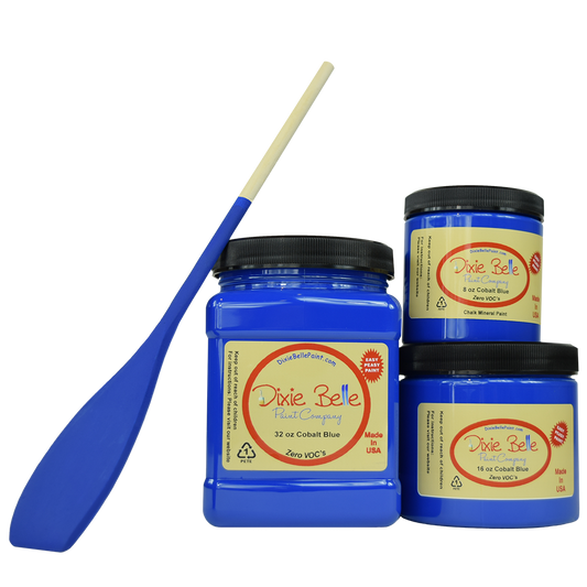 Peinture de couleur "Cobalt Blue" de Dixie Belle. Un bleu vif qui est super amusant ! La peinture à la craie minérale de Dixie Belle est un produit de qualité supérieur. Parfaite pour peindre sur les meubles, elle peut aussi très bien être utilisée sur d'autres surfaces comme le bois, le métal, le verre, la céramique, le tissus et plus.