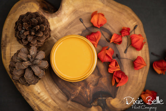 La peinture de couleur "Colonel Mustard" de Dixie Belle. Un jaune or rétro. Cette touche de couleur ajoutera une énergie électrique à n'importe quelle pièce! Cette couleur vive rehaussera facilement n'importe quel espace. La peinture à la craie minérale de Dixie Belle est un produit de qualité supérieur. Parfaite pour peindre sur les meubles, elle peut aussi très bien être utilisée sur d'autres surfaces comme le bois, le métal, le verre, la céramique, le tissus et plus.