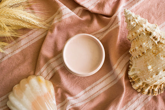 Peinture Silk de Dixie Belle. Couleur "Conch" rose. Ces tons ont été inspirés d'une coquille de conque. Associez cette couleur à une décoration intérieure verte, blanche, beige et grise. La peinture Silk All-In-One est une peinture crémeuse et auto nivelante en une seule étape. Il a un bloqueur de taches intégré (à base d'eau), un apprêt et une couche de finition. Résistante à la moisissure. Vous pouvez utiliser cette peinture à l'intérieur car elle est inodore et non toxique.