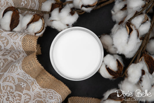 La peinture de couleur "Cotton" de Dixie Belle. Le blanc le plus pur de Dixie Belle, parfait pour un look épuré et classique. Cette couleur s'adresse à tous ceux qui souhaitent décorer leur maison avec une simplicité absolue ! La peinture à la craie minérale de Dixie Belle est un produit de qualité supérieur. Parfaite pour peindre sur les meubles, elle peut aussi très bien être utilisée sur d'autres surfaces comme le bois, le métal, le verre, la céramique, le tissus et plus.