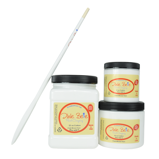 La peinture de couleur "Cotton" de Dixie Belle. Le blanc le plus pur de Dixie Belle, parfait pour un look épuré et classique. Cette couleur s'adresse à tous ceux qui souhaitent décorer leur maison avec une simplicité absolue ! La peinture à la craie minérale de Dixie Belle est un produit de qualité supérieur. Parfaite pour peindre sur les meubles, elle peut aussi très bien être utilisée sur d'autres surfaces comme le bois, le métal, le verre, la céramique, le tissus et plus.