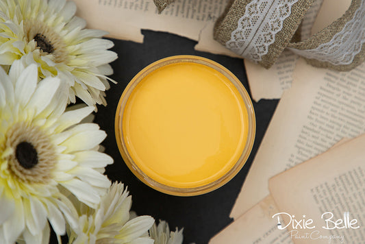 La peinture de couleur "Daisy" de Dixie belle est un jaune vif et vibrant. Utilisez cette couleur ensoleillée pour animer votre maison et créer une ambiance invitante. Cette couleur chaude conviendra à tous les styles de design. La peinture à la craie minérale de Dixie Belle est un produit de qualité supérieur. Parfaite pour peindre sur les meubles, elle peut aussi très bien être utilisée sur d'autres surfaces comme le bois, le métal, le verre, la céramique, le tissus et plus.