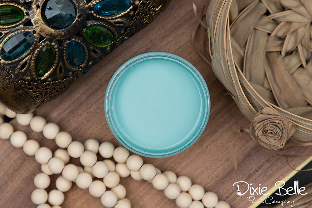 Peinture de couleur "Dixie Belle Blue" est belle, lumineuse, amusante. Bleu Tiffany. Presque comme un œuf d'oiseau bleu.  La peinture à la craie minérale de Dixie Belle est un produit de qualité supérieur. Parfaite pour peindre sur les meubles, elle peut aussi très bien être utilisée sur d'autres surfaces comme le bois, le métal, le verre, la céramique, le tissus et plus.
