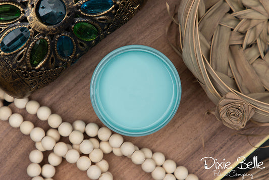 Peinture de couleur "Dixie Belle Blue" est belle, lumineuse, amusante. Bleu Tiffany. Presque comme un œuf d'oiseau bleu. La peinture à la craie minérale de Dixie Belle est un produit de qualité supérieur. Parfaite pour peindre sur les meubles, elle peut aussi très bien être utilisée sur d'autres surfaces comme le bois, le métal, le verre, la céramique, le tissus et plus.