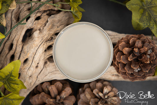 Peinture de couleur "Dried Sage" de Dixie Belle. Un gris doux avec des nuances vertes. Utilisez la dans votre salon contemporain, votre cuisine de ferme moderne ou une chambre provinciale. La peinture à la craie minérale de Dixie Belle est un produit de qualité supérieur. Parfaite pour peindre sur les meubles, elle peut aussi très bien être utilisée sur d'autres surfaces comme le bois, le métal, le verre, la céramique, le tissus et plus.