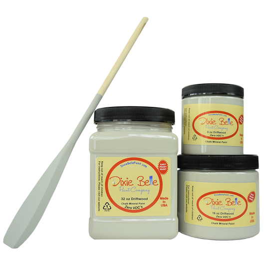 Peinture de couleur "Driftwood" de Dixie Belle est un gris clair. Utilisez cette couleur douce pour créer un espace apaisant. Un gris neutre parfait pour votre bungalow sur la plage ou votre maison victorienne. La peinture à la craie minérale de Dixie Belle est un produit de qualité supérieur. Parfaite pour peindre sur les meubles, elle peut aussi très bien être utilisée sur d'autres surfaces comme le bois, le métal, le verre, la céramique, le tissus et plus.
