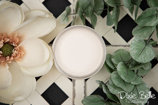 La peinture de couleur "Drop Cloth" de Dixie Belle est un blanc/lin élégant avec une touche de chaleur. Cette superbe couleur est la plus populaire de Dixie Belle car elle est parfaite pour n'importe quelle palette! La peinture à la craie minérale de Dixie Belle est un produit de qualité supérieur. Parfaite pour peindre sur les meubles, elle peut aussi très bien être utilisée sur d'autres surfaces comme le bois, le métal, le verre, la céramique, le tissus et plus.