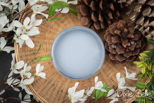 La peinture de couleur "Dusty Blue" de Dixie Belle nous rappelle les jeans en denim délavé. Cette couleur sophistiquée peut ajouter du charme à une pièce de style rustique ou créer une atmosphère tranquille dans un espace shabby chic. La peinture à la craie minérale de Dixie Belle est un produit de qualité supérieur. Parfaite pour peindre sur les meubles, elle peut aussi très bien être utilisée sur d'autres surfaces comme le bois, le métal, le verre, la céramique, le tissus et plus.