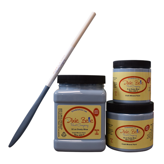 La peinture de couleur "Dusty Blue" de Dixie Belle nous rappelle les jeans en denim délavé. Cette couleur sophistiquée peut ajouter du charme à une pièce de style rustique ou créer une atmosphère tranquille dans un espace shabby chic. La peinture à la craie minérale de Dixie Belle est un produit de qualité supérieur. Parfaite pour peindre sur les meubles, elle peut aussi très bien être utilisée sur d'autres surfaces comme le bois, le métal, le verre, la céramique, le tissus et plus.