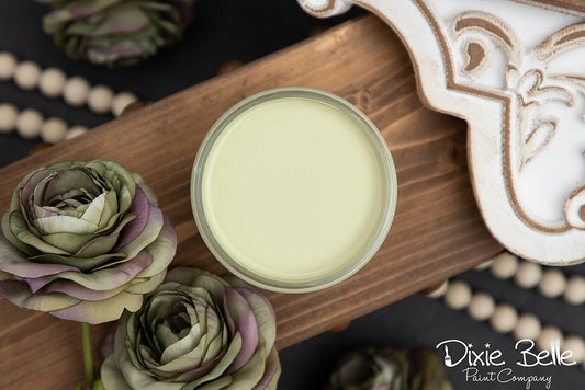La peinture de couleur "Farmhousse Green" de Dixie Belle est un magnifique vert céleri ! La peinture à la craie minérale de Dixie Belle est un produit de qualité supérieur. Parfaite pour peindre sur les meubles, elle peut aussi très bien être utilisée sur d'autres surfaces comme le bois, le métal, le verre, la céramique, le tissus et plus.