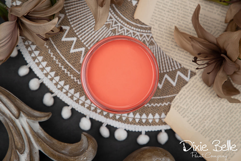 La peinture de couleur "Flamingo" de Dixie Belle est un corail brillant aux tons orange et rose. Cette couleur énergique est un moyen facile d'ajouter de la vivacité à votre espace de vie. La peinture à la craie minérale de Dixie Belle est un produit de qualité supérieur. Parfaite pour peindre sur les meubles, elle peut aussi très bien être utilisée sur d'autres surfaces comme le bois, le métal, le verre, la céramique, le tissus et plus.