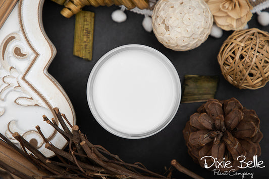 La peinture de couleur "Fluff" de Dixie Belle est un blanc doux et serein avec une légère nuance de gris. Utilisez Fluff pour des projets de style traditionnel ou moderne. La peinture à la craie minérale de Dixie Belle est un produit de qualité supérieur. Parfaite pour peindre sur les meubles, elle peut aussi très bien être utilisée sur d'autres surfaces comme le bois, le métal, le verre, la céramique, le tissus et plus.