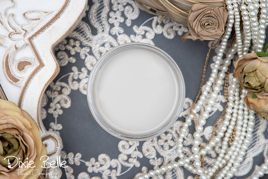 La peinture de couleur "French Linen" de Dixie Belle est un taupe clair. Avec un mélange chaud et patiné de brun et de gris, cette couleur douce reflète naturellement la lumière. La peinture à la craie minérale de Dixie Belle est un produit de qualité supérieur. Parfaite pour peindre sur les meubles, elle peut aussi très bien être utilisée sur d'autres surfaces comme le bois, le métal, le verre, la céramique, le tissus et plus.