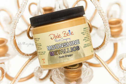La peinture minérale à la craie métallique Moonshine est une peinture métallique riche et brillante en une seule étape avec de beaux pigments. Veuillez noter : Une couche de base est recommandée, mais pas obligatoire. Peignez cette couleur métallique brillante sur le Colonel Mustard ou Burlap !