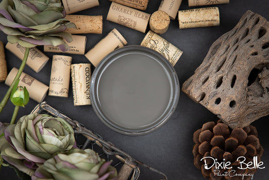 La peinture de couleur "Gravel Road" de Dixie Belle est un gris foncé chaud. Utilisez cette charmante couleur sur une commode tallboy pour créer une esthétique classique dans votre espace. La peinture à la craie minérale de Dixie Belle est un produit de qualité supérieur. Parfaite pour peindre sur les meubles, elle peut aussi très bien être utilisée sur d'autres surfaces comme le bois, le métal, le verre, la céramique, le tissus et plus.