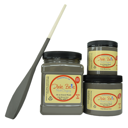 La peinture de couleur "Gravel Road" de Dixie Belle est un gris foncé chaud. Utilisez cette charmante couleur sur une commode tallboy pour créer une esthétique classique dans votre espace. La peinture à la craie minérale de Dixie Belle est un produit de qualité supérieur. Parfaite pour peindre sur les meubles, elle peut aussi très bien être utilisée sur d'autres surfaces comme le bois, le métal, le verre, la céramique, le tissus et plus.