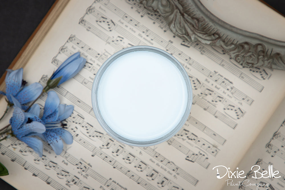 La peinture de couleur "Haint Blue" de Dixie Belle est un bleu très pâle, il sera un ajout fascinant à tout ce que vous peignez.  La peinture à la craie minérale de Dixie Belle est un produit de qualité supérieur. Parfaite pour peindre sur les meubles, elle peut aussi très bien être utilisée sur d'autres surfaces comme le bois, le métal, le verre, la céramique, le tissus et plus.