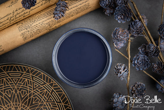 La peinture de couleur "In The Navy" de Dixie Belle est un bleu marine foncé. Cette couleur riche a une élégance d'antan et une profondeur mystérieuse comme la mer profonde. La peinture à la craie minérale de Dixie Belle est un produit de qualité supérieur. Parfaite pour peindre sur les meubles, elle peut aussi très bien être utilisée sur d'autres surfaces comme le bois, le métal, le verre, la céramique, le tissus et plus.