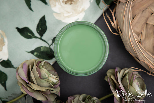 La peinture de couleur "Kudzu" de Dixie Belle est un beau vert feuillu naturel. La peinture à la craie minérale de Dixie Belle est un produit de qualité supérieur. Parfaite pour peindre sur les meubles, elle peut aussi très bien être utilisée sur d'autres surfaces comme le bois, le métal, le verre, la céramique, le tissus et plus.