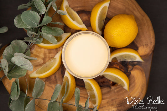 La peinture de couleur "Lemonade" de Dixie Belle est un jaune pâle qui nous rappelle la tarte à la meringue classique. Utilisez cette couleur pour ajouter une ambiance fraîche et énergique. La peinture à la craie minérale de Dixie Belle est un produit de qualité supérieur. Parfaite pour peindre sur les meubles, elle peut aussi très bien être utilisée sur d'autres surfaces comme le bois, le métal, le verre, la céramique, le tissus et plus.