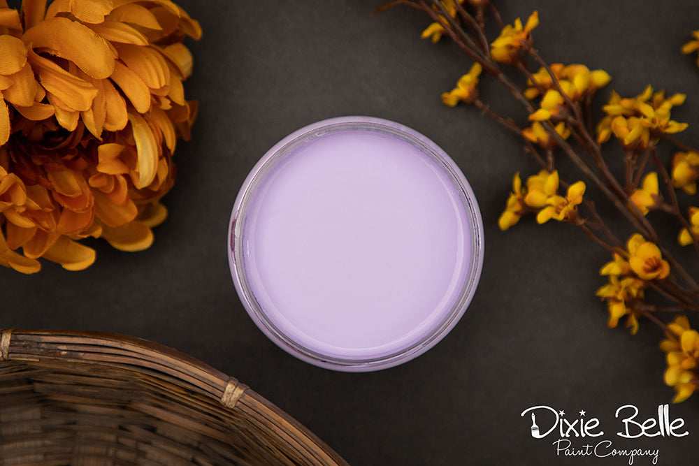 La peinture de couleur "Lucky Lavender" de Dixie Belle est un violet doux. Cette couleur pastel est aussi douce que la fleur et crée facilement un espace serein. Utilisez-la dans une chambre, dans une buanderie ou dans un salon pour une touche apaisante.   La peinture à la craie minérale de Dixie Belle est un produit de qualité supérieur. Parfaite pour peindre sur les meubles, elle peut aussi très bien être utilisée sur d'autres surfaces comme le bois, le métal, le verre, la céramique, le tissus et plus.
