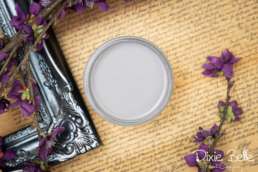 La peinture de couleur "Mason Dixon Gray" de Dixie Belle est un gris anthracite avec des nuances lavande. Associez-le à du bois pour une sensation rustique. Cette couleur relaxante créera une énergie reposante dans n'importe quelle pièce de votre maison. La peinture à la craie minérale de Dixie Belle est un produit de qualité supérieur. Parfaite pour peindre sur les meubles, elle peut aussi très bien être utilisée sur d'autres surfaces comme le bois, le métal, le verre, la céramique, le tissus et plus.