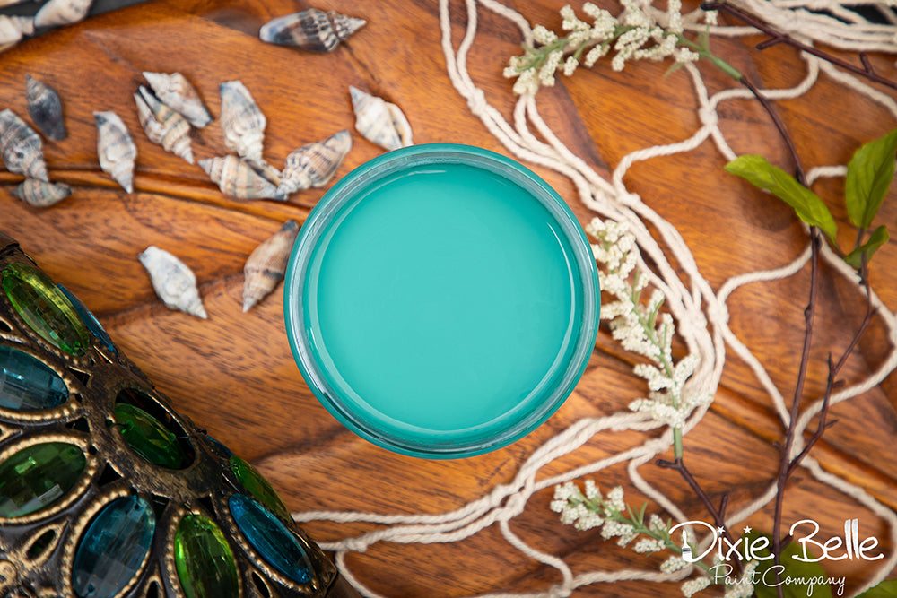 La peinture de couleur "Mermaid Tail" de Dixie Belle est yn beau turquoise !  La peinture à la craie minérale de Dixie Belle est un produit de qualité supérieur. Parfaite pour peindre sur les meubles, elle peut aussi très bien être utilisée sur d'autres surfaces comme le bois, le métal, le verre, la céramique, le tissus et plus.