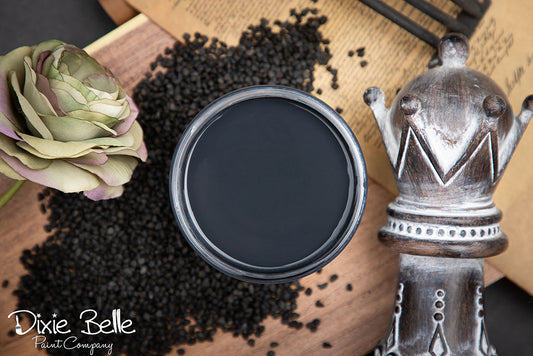 La peinture de couleur "Midnight Sky" de Dixie Belle est un noir bleu foncé. Que votre style soit moderne ou rustique, utilisez cette couleur dramatique pour ajouter de la dimension à votre projet. La peinture à la craie minérale de Dixie Belle est un produit de qualité supérieur. Parfaite pour peindre sur les meubles, elle peut aussi très bien être utilisée sur d'autres surfaces comme le bois, le métal, le verre, la céramique, le tissus et plus.