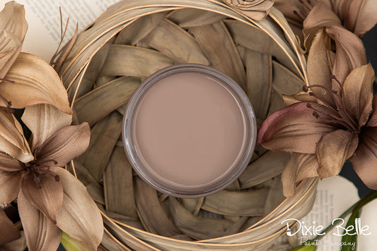 La peinture de couleur "Mud Puddle" de Dixie Belle est une couleur taupe très riche et crémeuse. Avec un soupçon de gris. La peinture à la craie minérale de Dixie Belle est un produit de qualité supérieur. Parfaite pour peindre sur les meubles, elle peut aussi très bien être utilisée sur d'autres surfaces comme le bois, le métal, le verre, la céramique, le tissus et plus.
