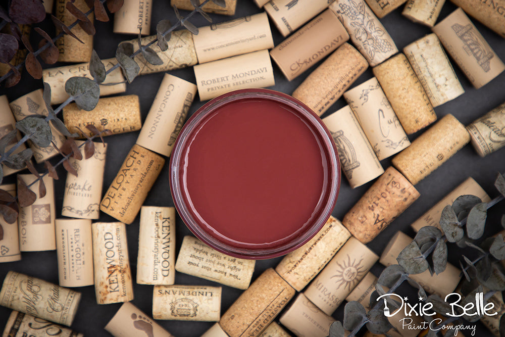 La peinture de couleur "Muscadine Wine" de Dixie Belle est un rouge foncé avec des nuances de violet. Cette couleur riche est aussi douce que le vin ! La peinture à la craie minérale de Dixie Belle est un produit de qualité supérieur. Parfaite pour peindre sur les meubles, elle peut aussi très bien être utilisée sur d'autres surfaces comme le bois, le métal, le verre, la céramique, le tissus et plus.