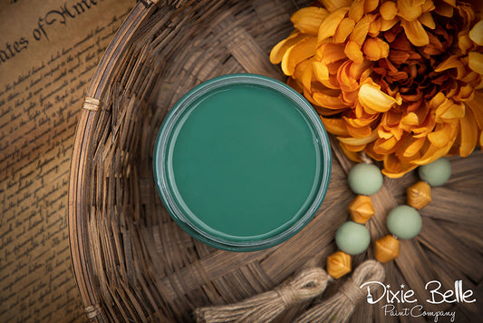 La peinture de couleur "Palmetto" de Dixie Belle est l'un des verts les plus foncés et les plus riches de Dixie Belle. La peinture à la craie minérale de Dixie Belle est un produit de qualité supérieur. Parfaite pour peindre sur les meubles, elle peut aussi très bien être utilisée sur d'autres surfaces comme le bois, le métal, le verre, la céramique, le tissus et plus.