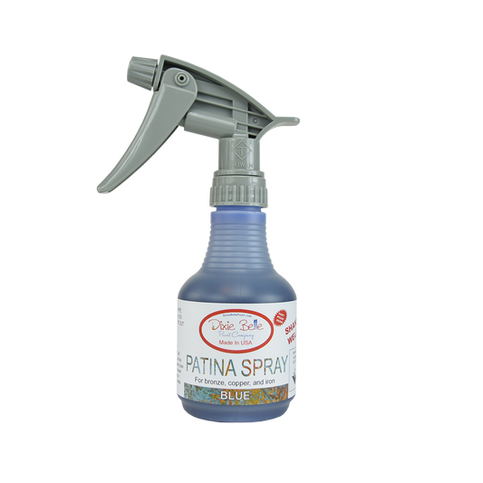 Le spray Patina est disponible en bleu et en vert. Suite à une deuxième couche de Peinture Patine et pendant que la deuxième couche est ENCORE HUMIDE, appliquez le Spray Patine. Vous pouvez le vaporiser, l'appliquer avec un pinceau ou une éponge. Il faut compter 2 à 6 heures pour obtenir un effet optimal. Aucun scellement n'est nécessaire, mais vous pouvez le faire avec Patina Guard ou Gator Hide après 48 heures. Utiliser avec : La peinture Patina Patina Guard