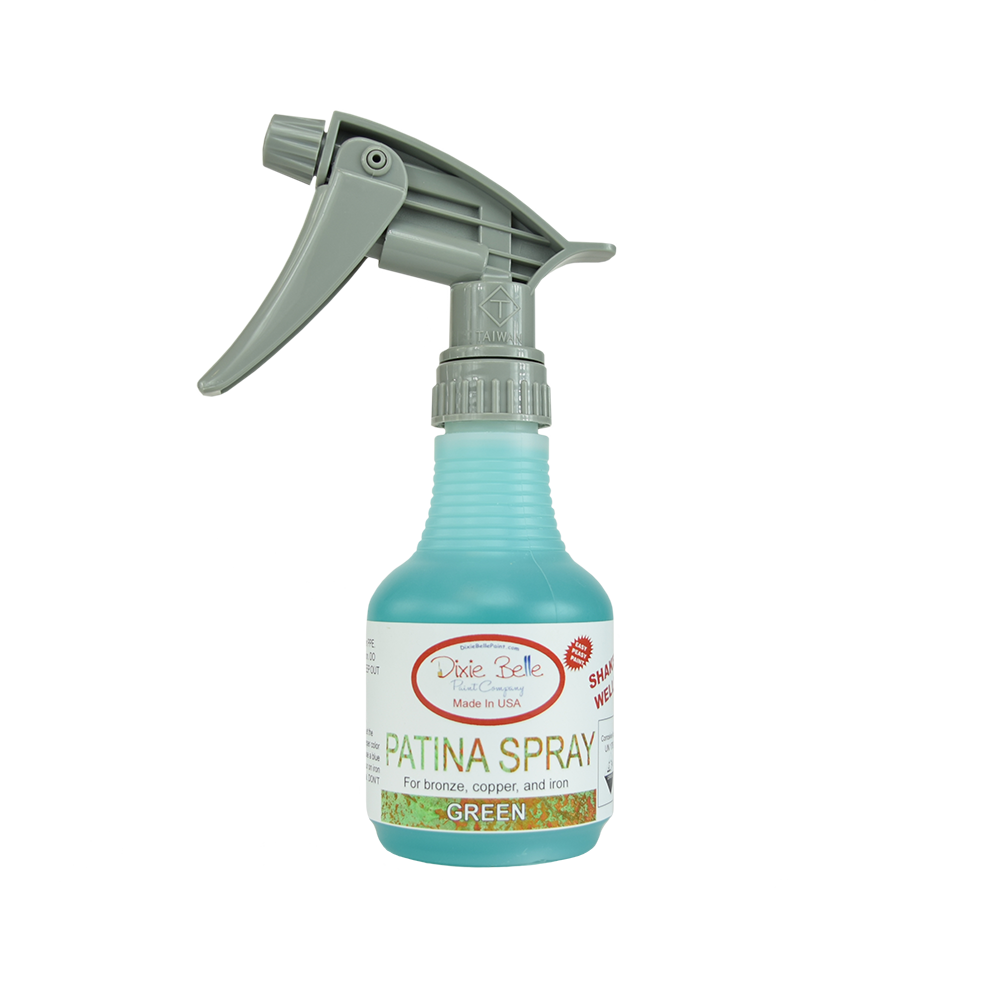 Le spray Patina est disponible en bleu et en vert. Suite à une deuxième couche de Peinture Patine et pendant que la deuxième couche est ENCORE HUMIDE, appliquez le Spray Patine. Vous pouvez le vaporiser, l'appliquer avec un pinceau ou une éponge. Il faut compter 2 à 6 heures pour obtenir un effet optimal. Aucun scellement n'est nécessaire, mais vous pouvez le faire avec Patina Guard ou Gator Hide après 48 heures. Utiliser avec : La peinture Patina Patina Guard