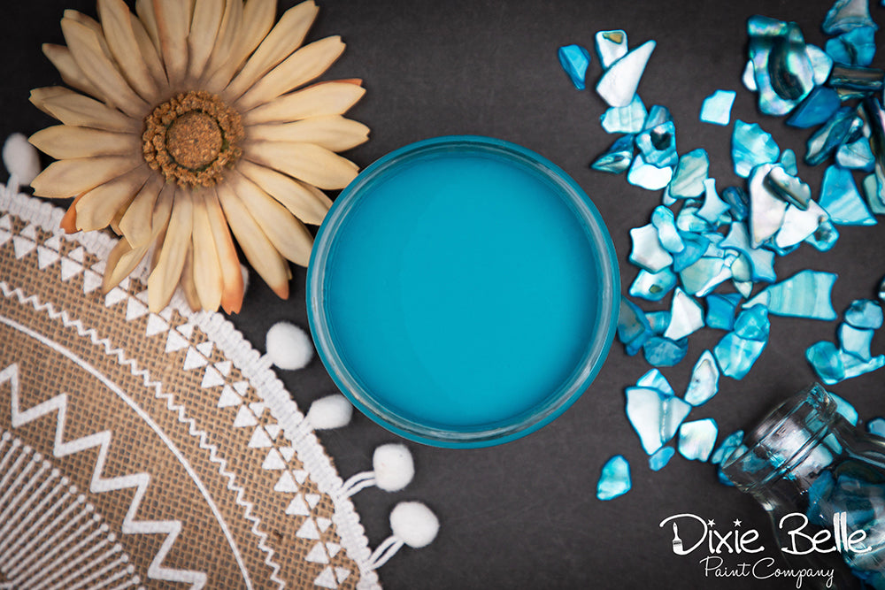 La peinture de couleur "Peacock" de Dixie Belle est un bleu riche avec un soupçon de vert. Mélangez avec du Palmetto pour obtenir la couleur sarcelle parfaite que vous recherchez.  La peinture à la craie minérale de Dixie Belle est un produit de qualité supérieur. Parfaite pour peindre sur les meubles, elle peut aussi très bien être utilisée sur d'autres surfaces comme le bois, le métal, le verre, la céramique, le tissus et plus.