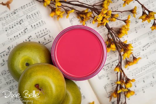 La peinture de couleur "Peony" de Dixie Belle est un rose foncé audacieux et parfait pour une variété de styles tels que preppy, bohème ou même glam avec une touche métallique. Peony nous fait penser au chewing-gum et aux fleurs épanouies. La peinture à la craie minérale de Dixie Belle est un produit de qualité supérieur. Parfaite pour peindre sur les meubles, elle peut aussi très bien être utilisée sur d'autres surfaces comme le bois, le métal, le verre, la céramique, le tissus et plus.