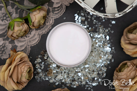 La peinture de couleur "Pink Champagne" de Dixie Belle est un rose pâle et délicat. Une couleur douce qui aura fière allure dans les espaces de style victorien français, ferme moderne ou chalet. La peinture à la craie minérale de Dixie Belle est un produit de qualité supérieur. Parfaite pour peindre sur les meubles, elle peut aussi très bien être utilisée sur d'autres surfaces comme le bois, le métal, le verre, la céramique, le tissus et plus.