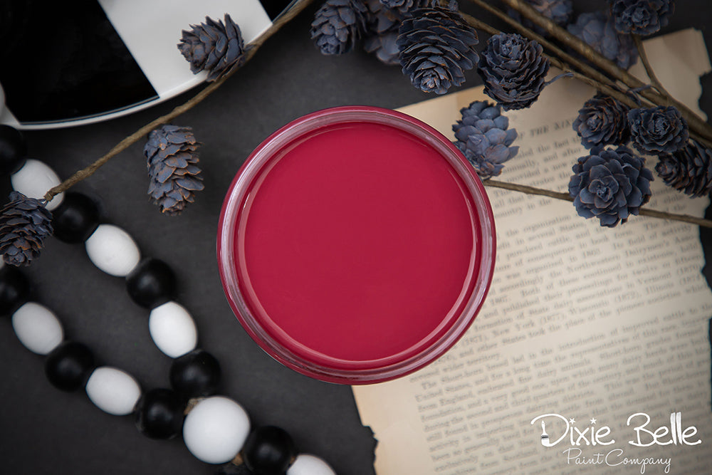 La peinture de couleur "Plum Crazy" de Dixie Belle est une nuance de rose profond avec un soupçon de violet. Cette couleur riche et royale nous rappelle les fleurs d'orchidées exotiques. Utilisez cette teinte framboise profonde pour égayer votre maison.  La peinture à la craie minérale de Dixie Belle est un produit de qualité supérieur. Parfaite pour peindre sur les meubles, elle peut aussi très bien être utilisée sur d'autres surfaces comme le bois, le métal, le verre, la céramique, le tissus et plus.