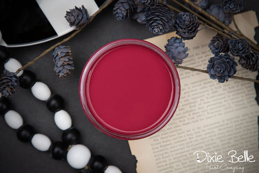 La peinture de couleur "Plum Crazy" de Dixie Belle est une nuance de rose profond avec un soupçon de violet. Cette couleur riche et royale nous rappelle les fleurs d'orchidées exotiques. Utilisez cette teinte framboise profonde pour égayer votre maison. La peinture à la craie minérale de Dixie Belle est un produit de qualité supérieur. Parfaite pour peindre sur les meubles, elle peut aussi très bien être utilisée sur d'autres surfaces comme le bois, le métal, le verre, la céramique, le tissus et plus.