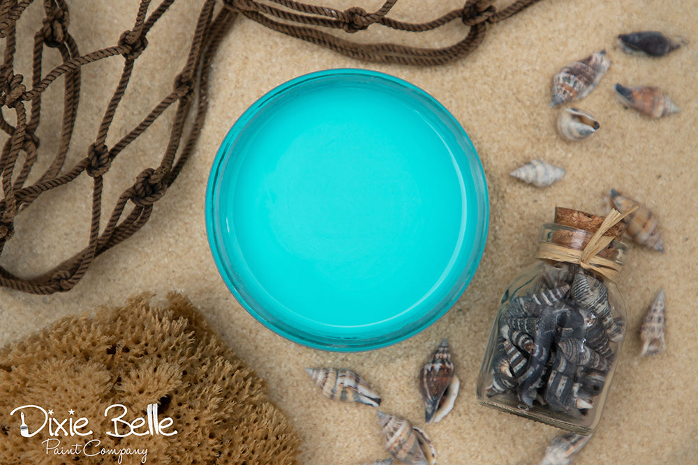 La peinture de couleur "Pure Ocean" de Dixie Belle est un turquoise lumineux et vibrant.  La peinture à la craie minérale de Dixie Belle est un produit de qualité supérieur. Parfaite pour peindre sur les meubles, elle peut aussi très bien être utilisée sur d'autres surfaces comme le bois, le métal, le verre, la céramique, le tissus et plus.