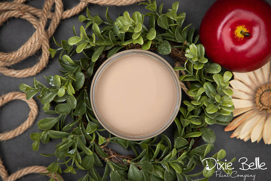 La peinture de couleur "Putty" de Dixie Belle est un taupe, marron, pas trop foncé, pas trop clair. Vous ne pouvez pas vous tromper avec du putty dans vos mains. La peinture à la craie minérale de Dixie Belle est un produit de qualité supérieur. Parfaite pour peindre sur les meubles, elle peut aussi très bien être utilisée sur d'autres surfaces comme le bois, le métal, le verre, la céramique, le tissus et plus.